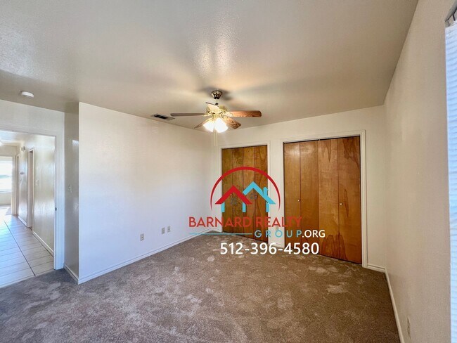 Building Photo - Available June 10: 3 Bed 2 Bath Duplex with Fenced in Yard on Bus Route