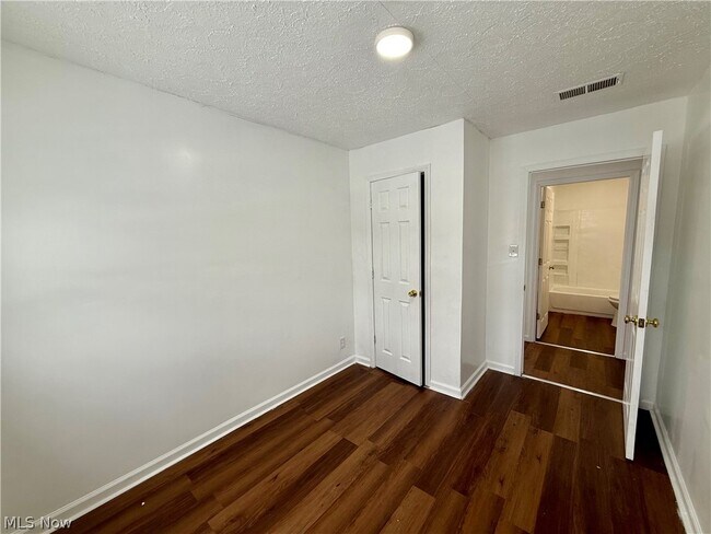 Building Photo - 883 Kickapoo Ave