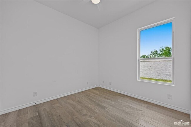 Building Photo - 18 E Roosevelt Ave