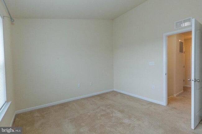 Building Photo - 440 Rumbling Rock Rd