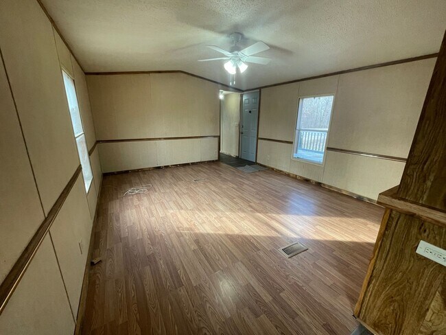 Building Photo - 3 Bedroom/ 2 Bath