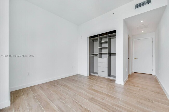 Building Photo - 2678 Tigertail Ave