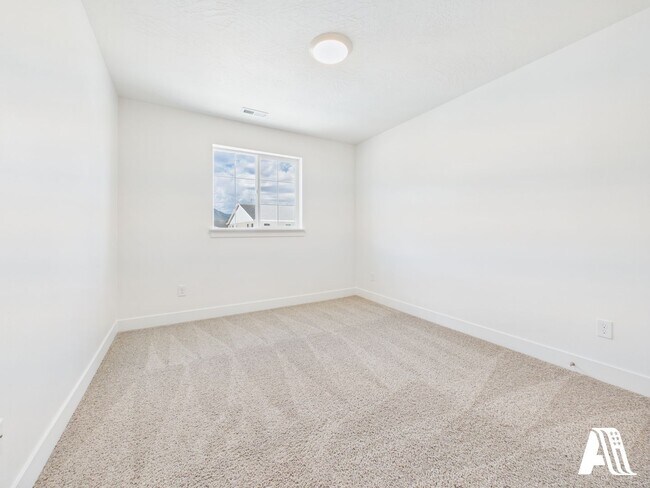 Building Photo - 453 E 650 N