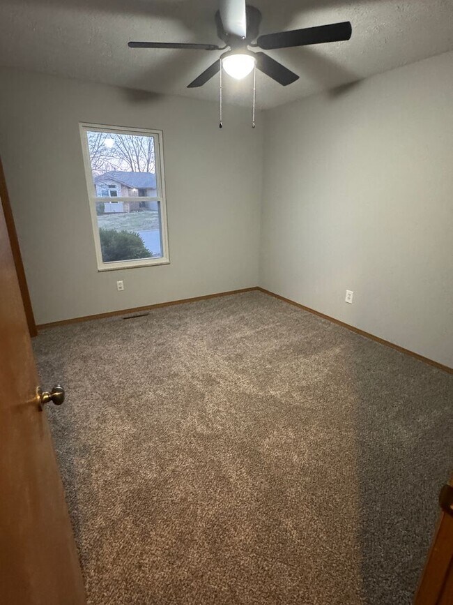Building Photo - 3 Bedroom Home with large fenced in backyard