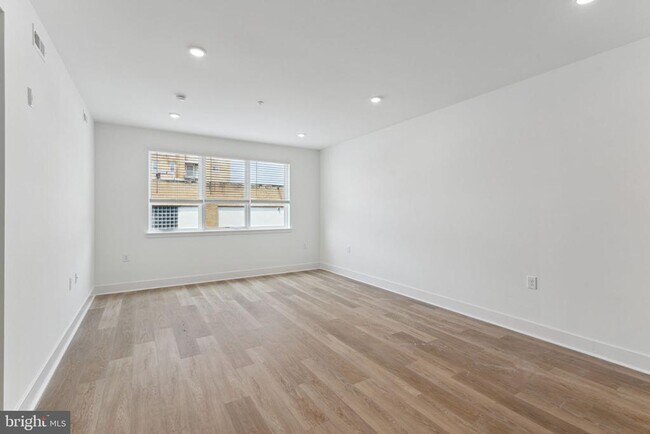 Building Photo - 1419 W Grange Ave