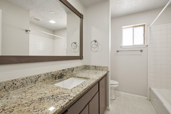 Building Photo - 4913 Westlake Dr
