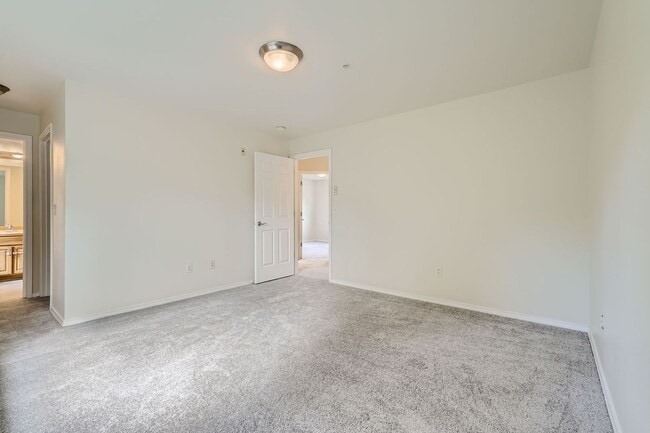 Building Photo - Gorgeous 3 Bed 2.5 Bath Condo @ The Desira...