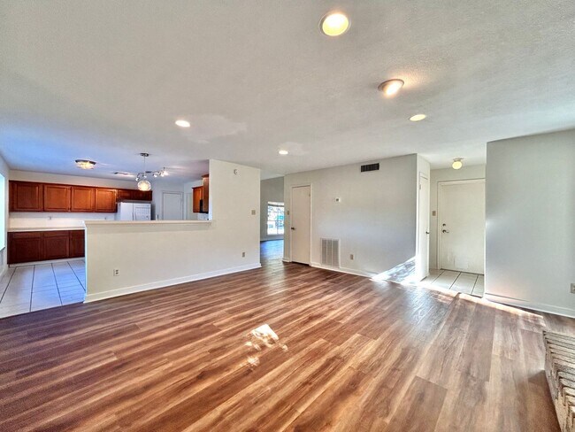 Building Photo - Spacious 4/BR 3.5/BA Two-Story Home with P...