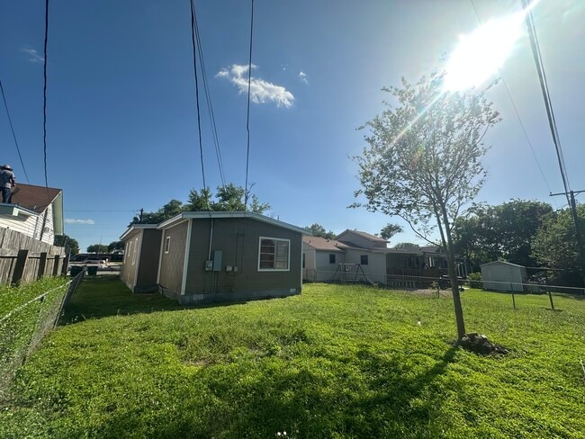 Building Photo - 1312 E Mesquite Ln