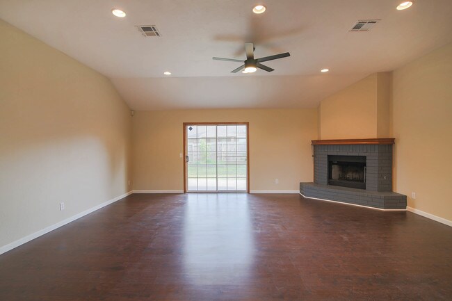 Building Photo - 6000 SE 86th St