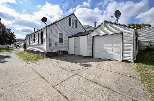 Building Photo - 2421 Nicholas Pl NW