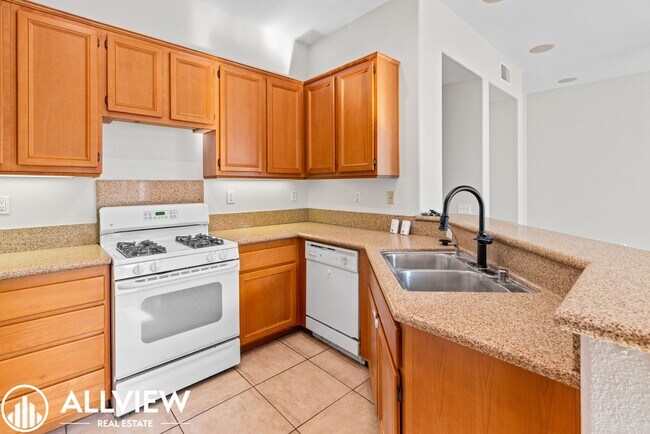 Building Photo - Rare 2 Bed 2.5 Bath Available Now!!