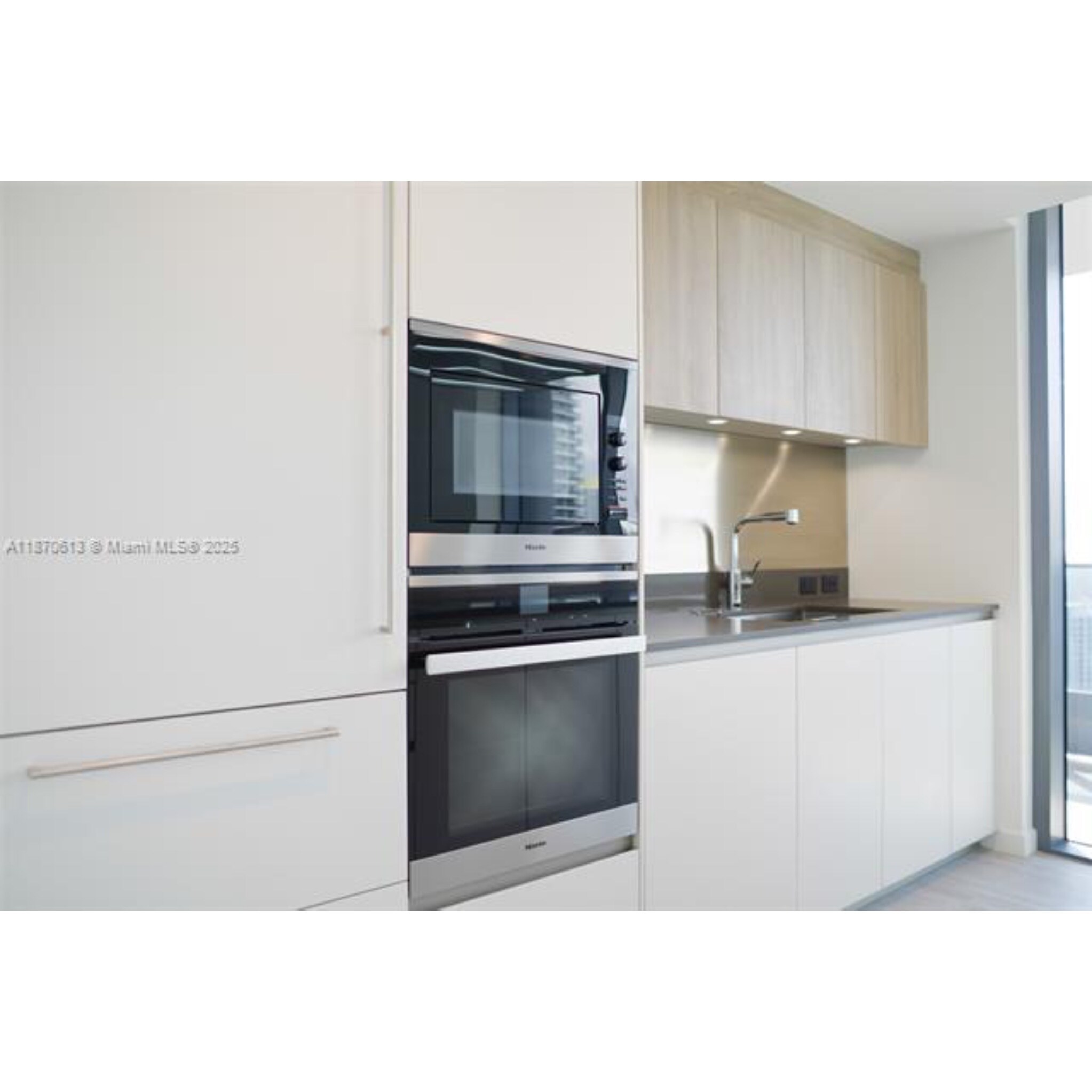 Building Photo - 1000 Brickell Plz