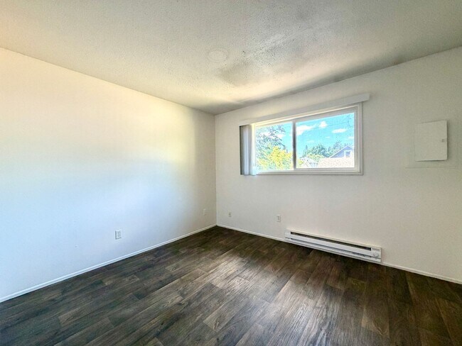 Building Photo - ~Spacious Top Floor Unit~ Great Natural Light~ Updated Appliances~ Pets Welcome!~