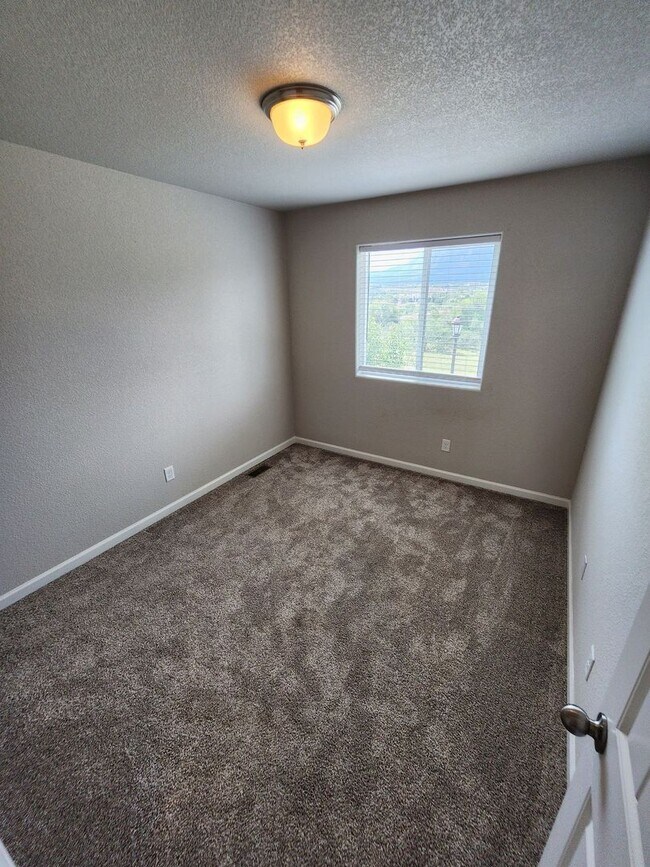 Building Photo - Beautiful Townhome