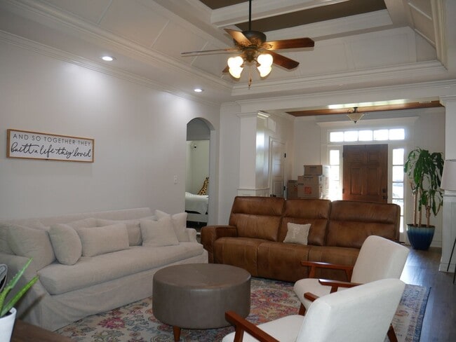 Building Photo - 4 bedroom home in Crestwood S/D