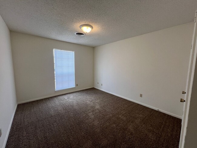 Building Photo - Townhome