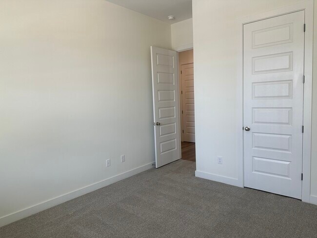 Building Photo - 5661 Pleasant Pk Pl