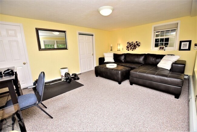 Building Photo - 398 Davis St