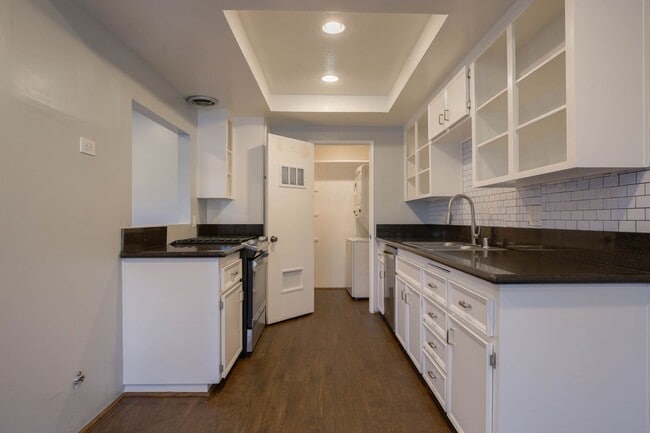 Building Photo - End Unit Townhome with Private Patio
