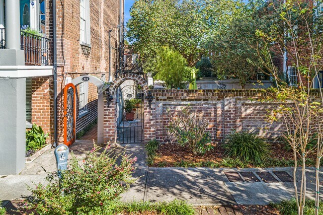 Building Photo - 418 E Taylor St