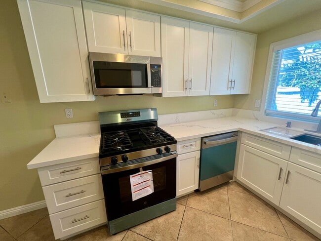 Building Photo - Charming 2 Bed 1.5 Bath Condo in Quiet and...