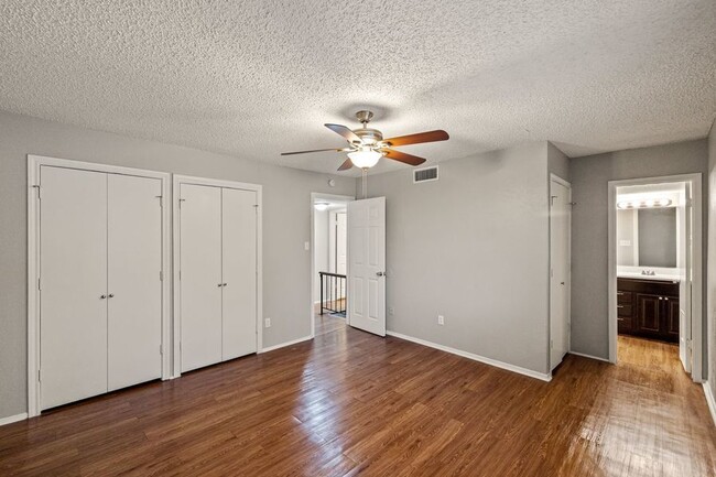 Building Photo - SPACIOUS UPDATED TOWNHOME - 1440SF