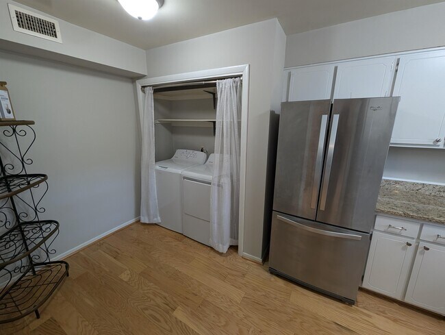 Building Photo - 3600 Chateau Dr