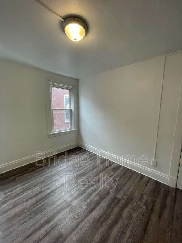 Building Photo - 136 S Spring Ave