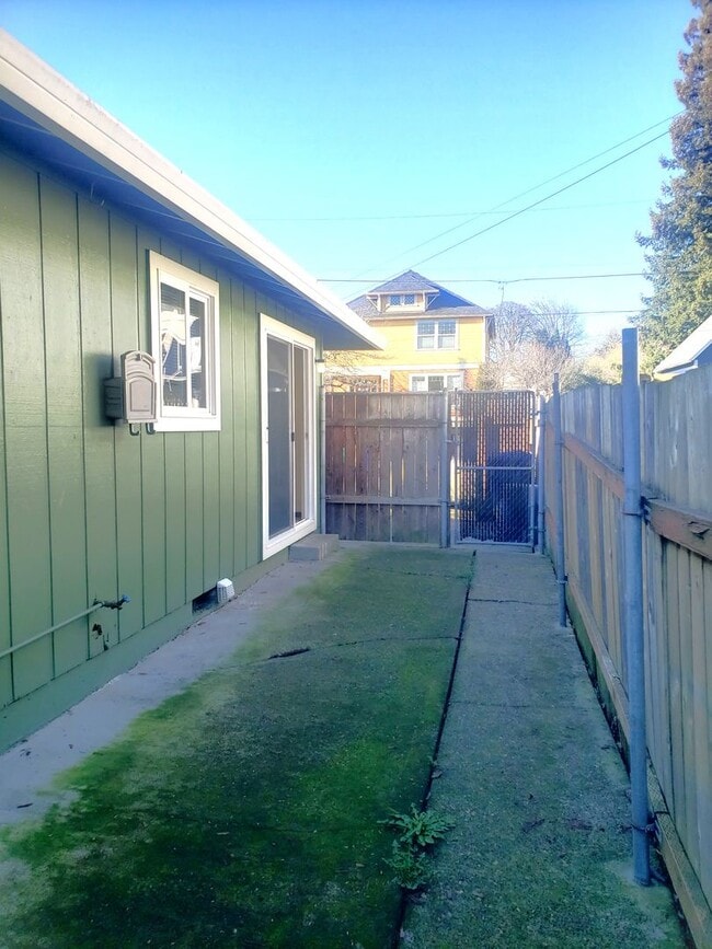 Building Photo - Inner SE Portland Duplex in Brooklyn!