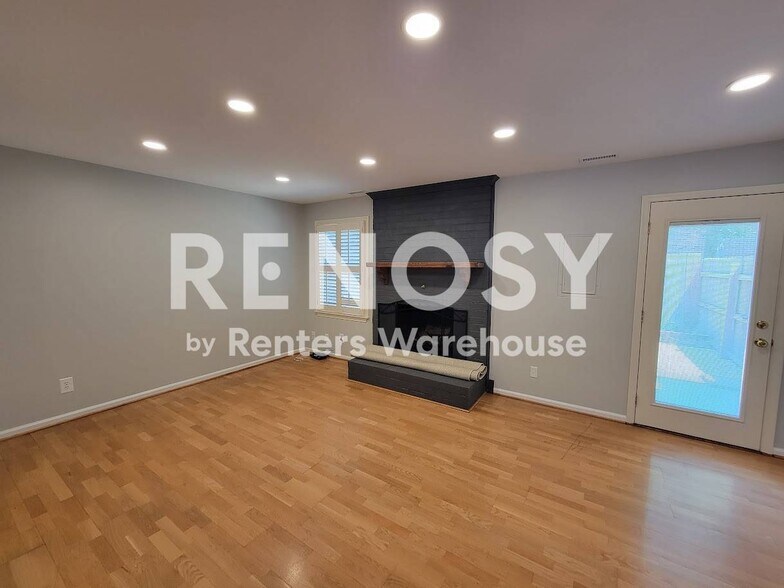 Building Photo - 914 Wildwood Square Ct