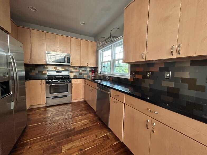 Kitchen - 5556 Village Center Dr