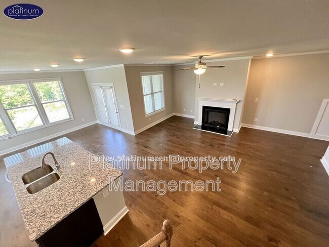 Building Photo - 2360 Manor Pointe Dr