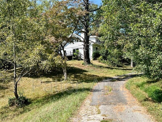 Building Photo - 15 Woodbine Rd