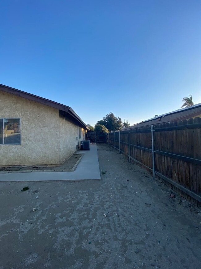 Building Photo - North Redlands Home with NEW Paint & Carpet