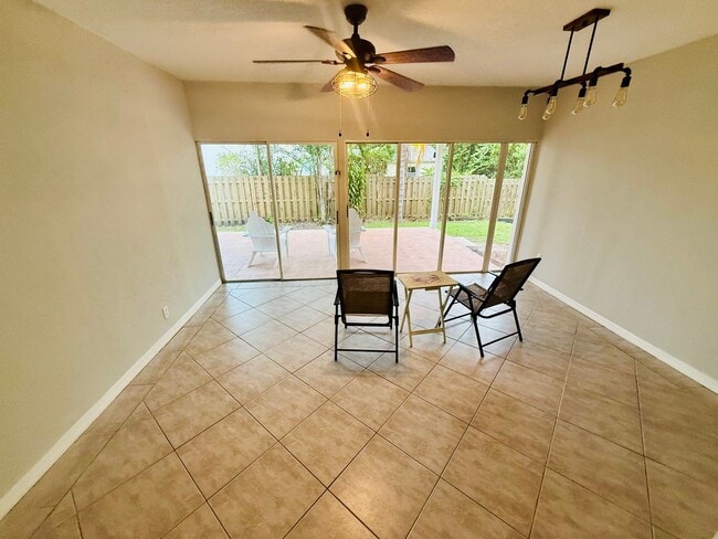 Building Photo - Boater's Dream: 4/2.5/3CG home in exclusiv...