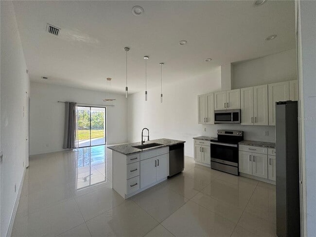 Building Photo - 15 Regent Ln