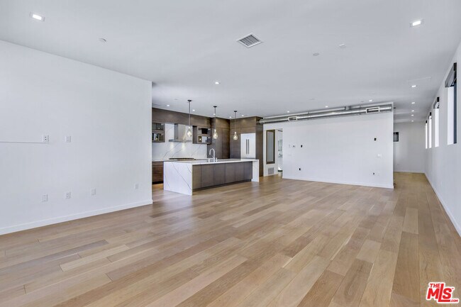 Building Photo - 2019 Barry Ave