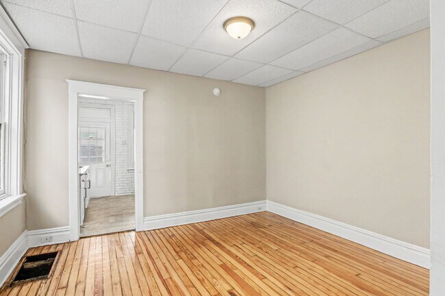 Building Photo - 5 bedroom, 2 bathroom house in downtown Carlisle