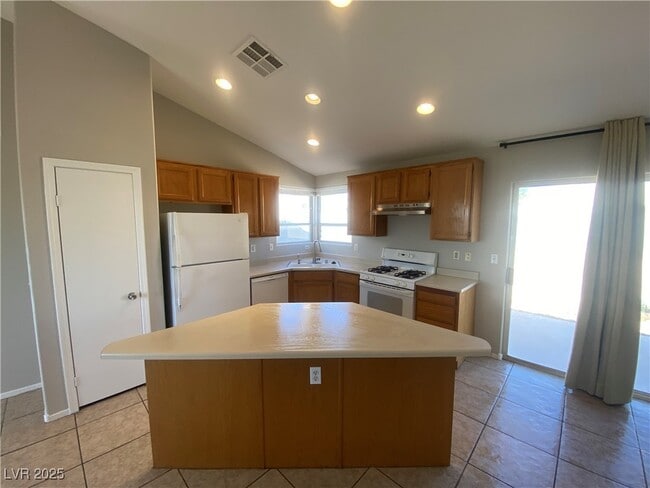 Building Photo - 2616 W El Campo Grande Ave