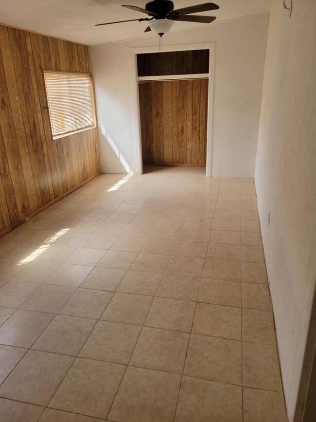 Building Photo - 3 bed 1 bath Townhouse