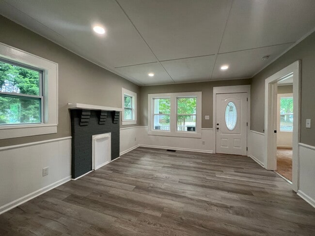 Building Photo - MOVE-IN READY!