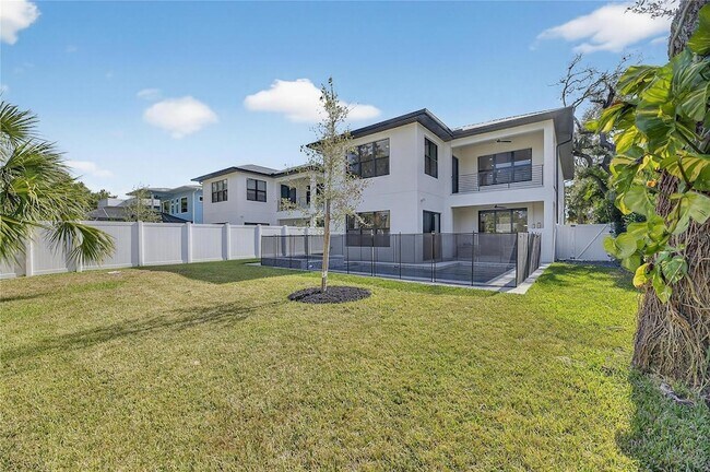 Building Photo - 2335 Oak Terrace