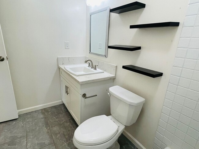 Building Photo - Partly Furnished 2-bedroom,1.5-bath Townho...