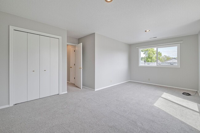 Building Photo - Spacious 5-Bedroom Home with Beautiful Bac...