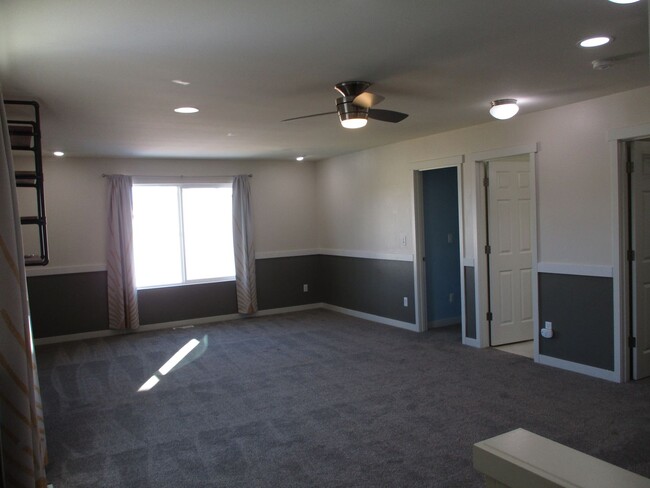 Building Photo - Spacious 3 Bedroom 3 Bath Home with Modern...