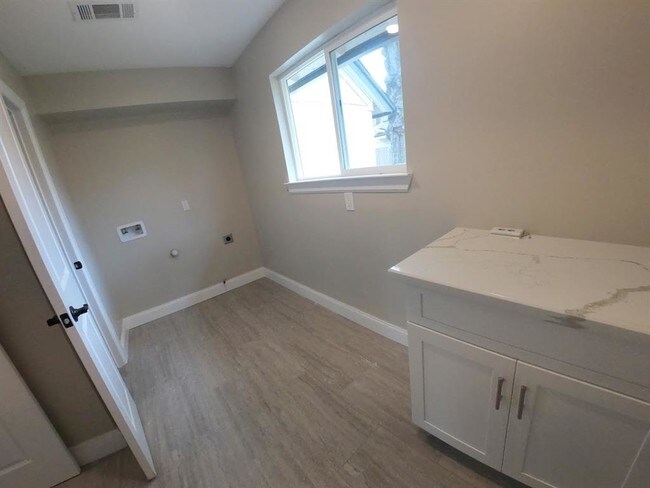 Building Photo - 10602 Riverview Dr