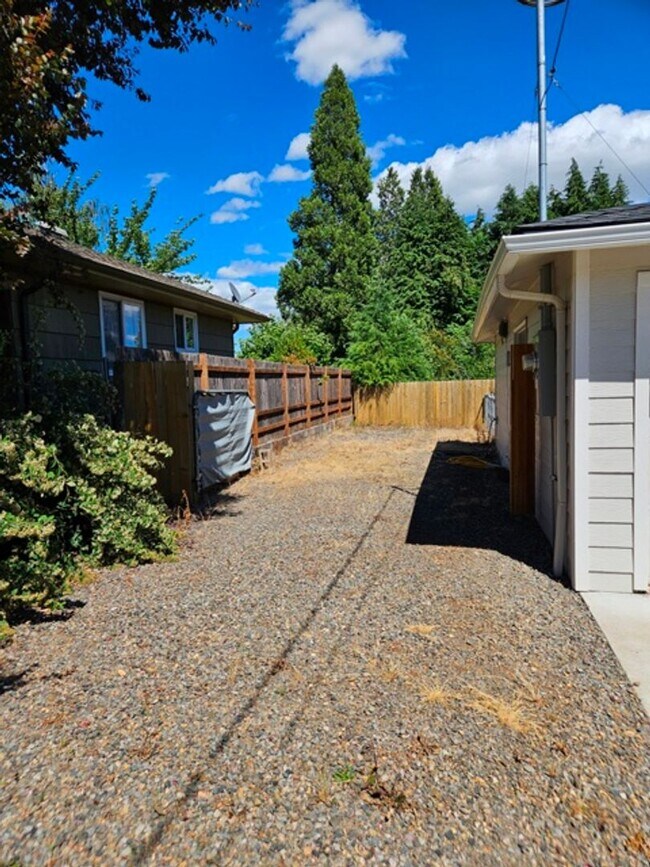 Building Photo - 3Bd/2.5Ba Single Story Home-For viewing!
