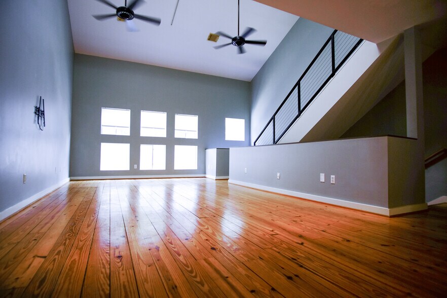 Open and airy living room/ dinning room with lots of natural light - 918 Ruthven St