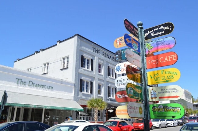 Building Photo - 157 N Rhodes St